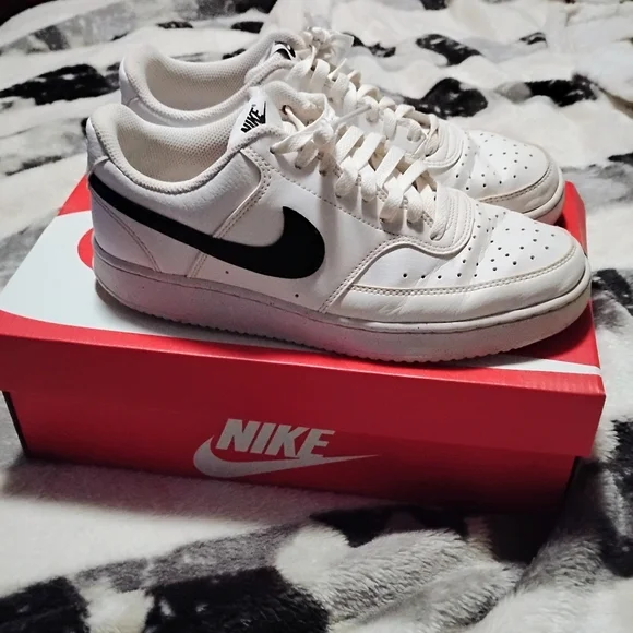 Nike Classic  White and Black Low Top Court Sneakers - Picture 4 of 4